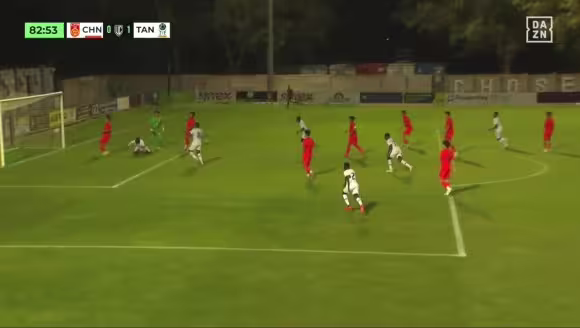 中国U17男足第83分钟丢球！坦桑尼亚球员抢点两连击破门